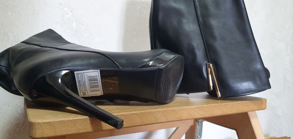 Сапожки на высоком каблуке