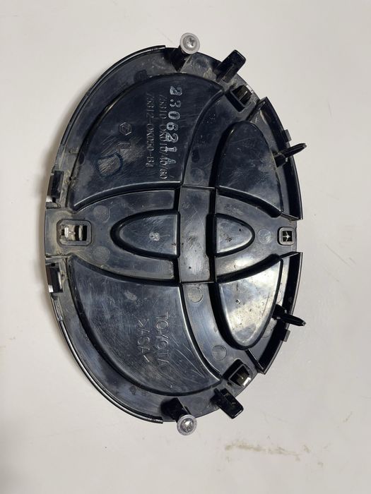 Эмблема Тойота Хайлюкс 2018 год