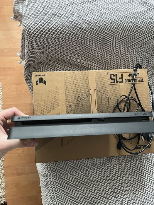 Vand PS4 Slim | 1TB  (Stare foarte buna)