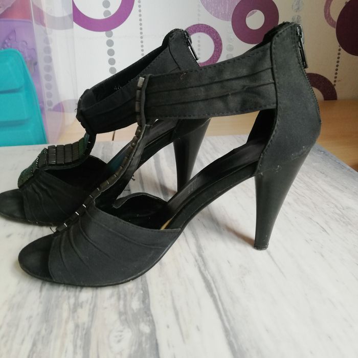 Черни сандали на висок ток