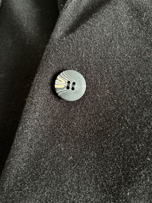 Черно изчистено палто