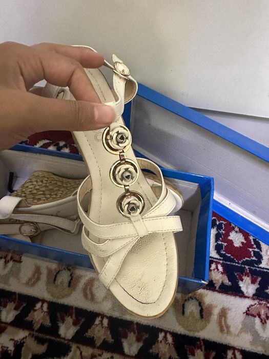 Продам Босоножку белую