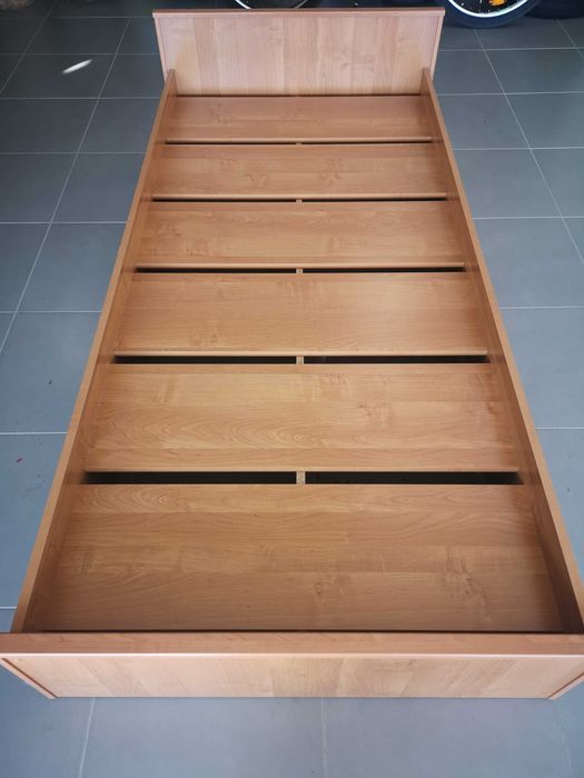 Vand pat 90 X 200 cu saltea in stare foarte buna
