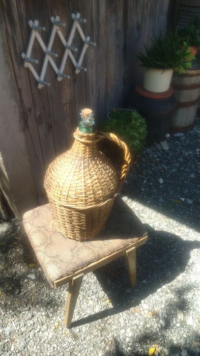 Стъклени дамаджами за вино и ракия.