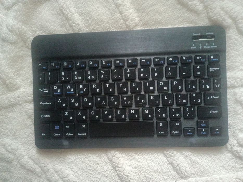 клавиатура подключается через блютуз