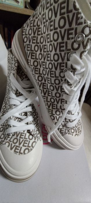 Високи кецове 39 номер.Нови.22лв.