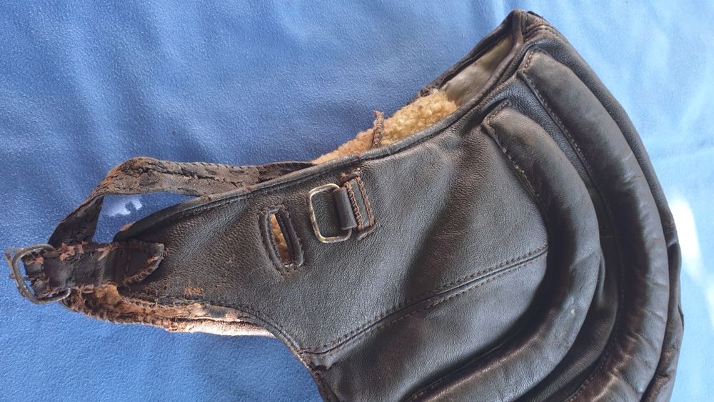 Немска карбидна лампа от Втората световна война и Стар авиаторски шлем