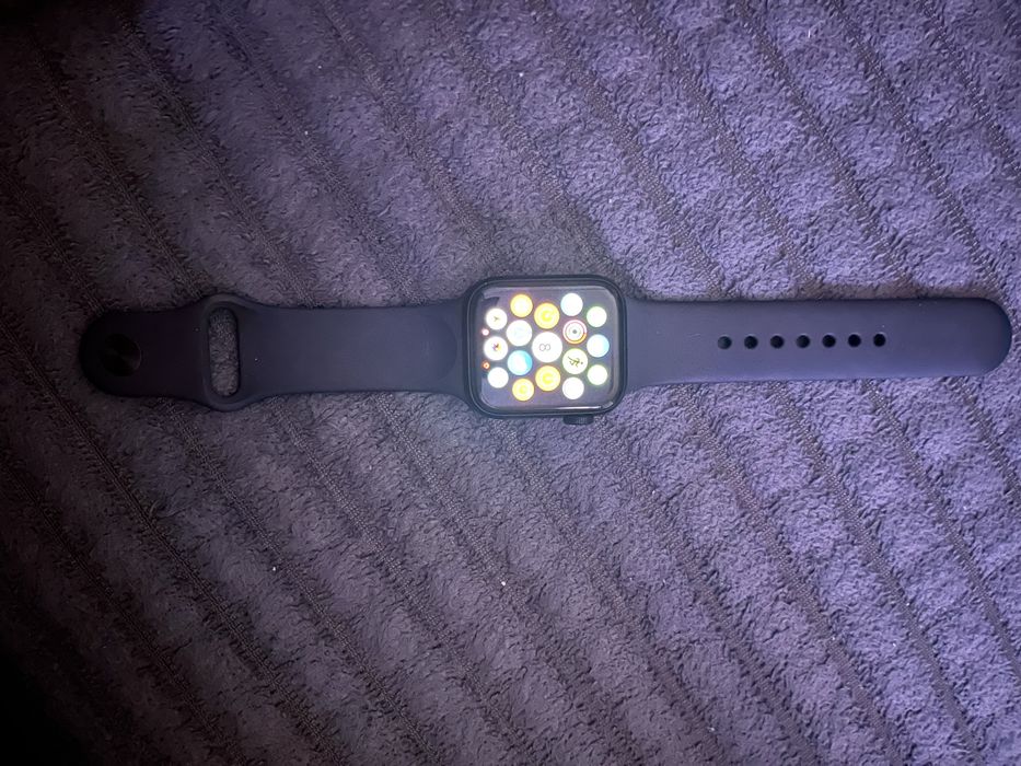 Продам Apple Watch se2