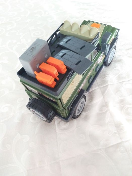 Jeep militar, jucarie
