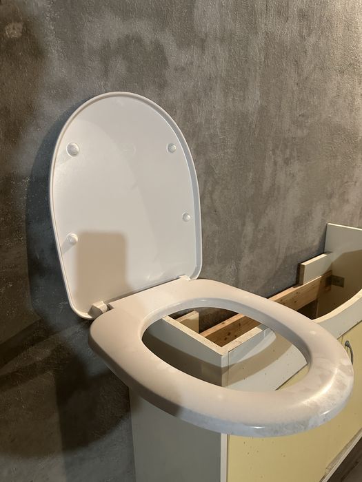 Тоалетна седалка – чисто нова, без панти