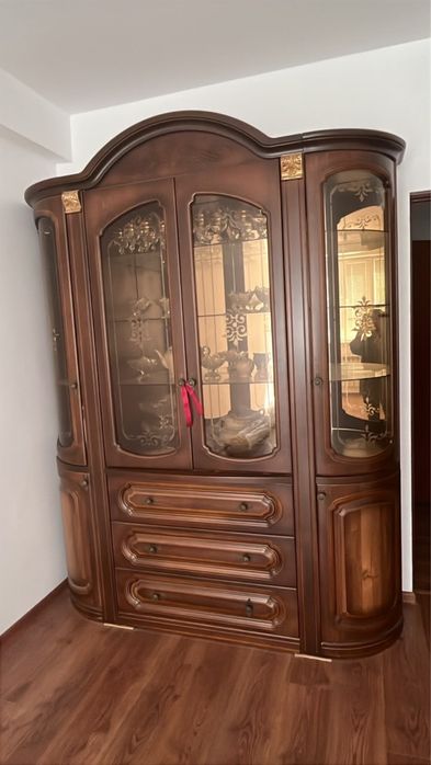 Продаётся стенный сервант