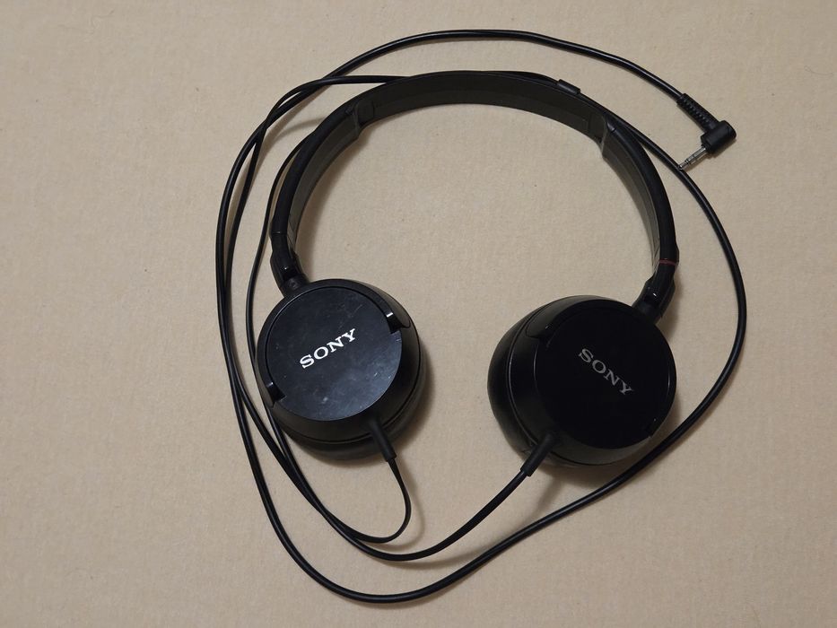 Căști Sony MDR-ZX100 cu cupe noi, din piele naturală, în stare foarte bună