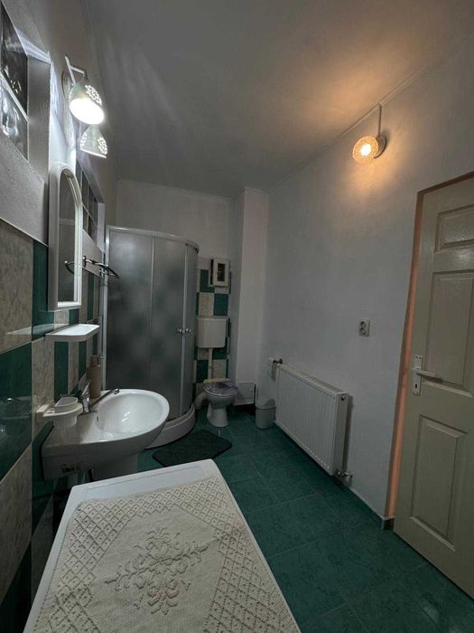 Apartament cu intrare separata, parter, curte si parcare