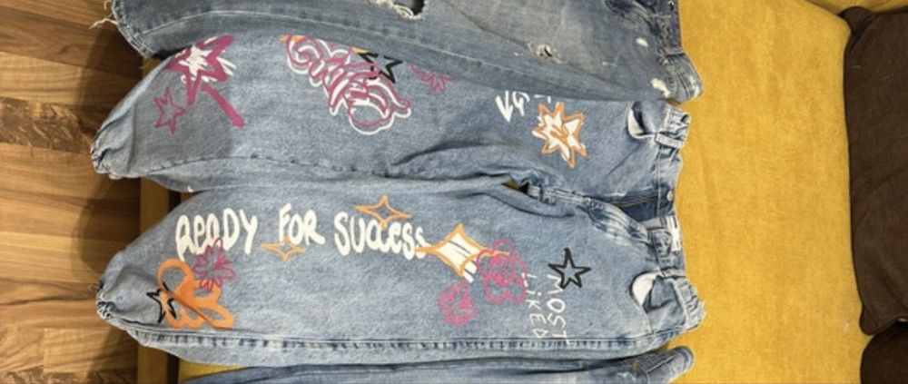 Bluza din catifea si blugi cu desene