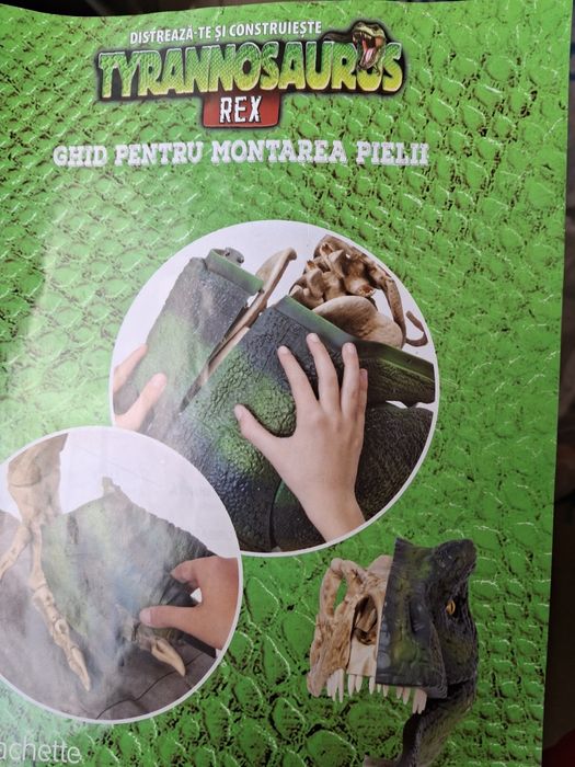 Dinozaur cu piese pentru schelet și  piele