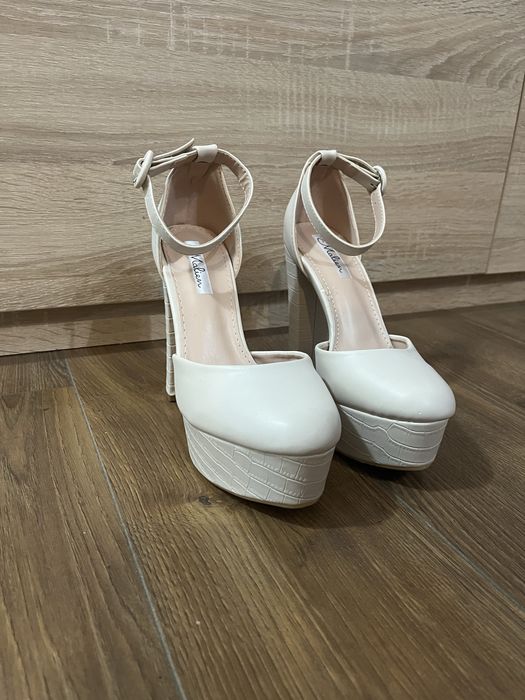 Sandale crem cu platforma