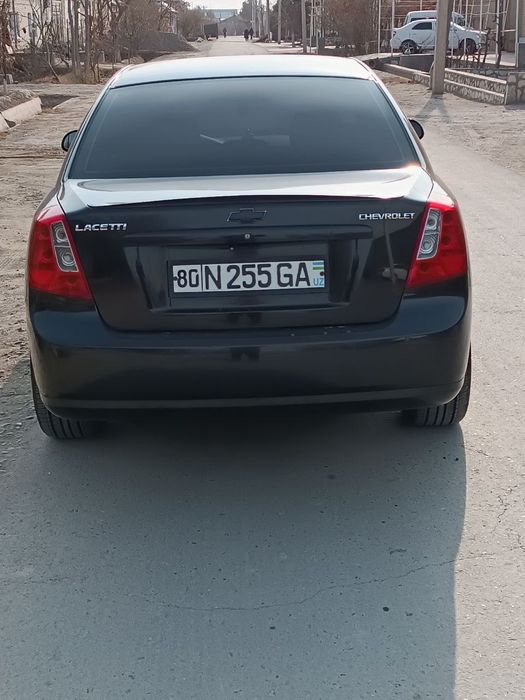 Lacetti 1.8 sotiladi