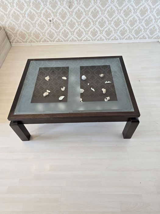 Холна маса от масив и стъкло