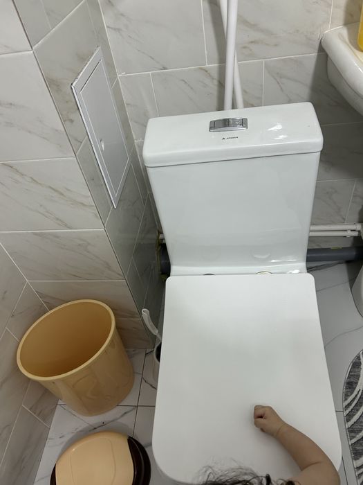 Литой унитаз с доводчиком, в отличном состояний