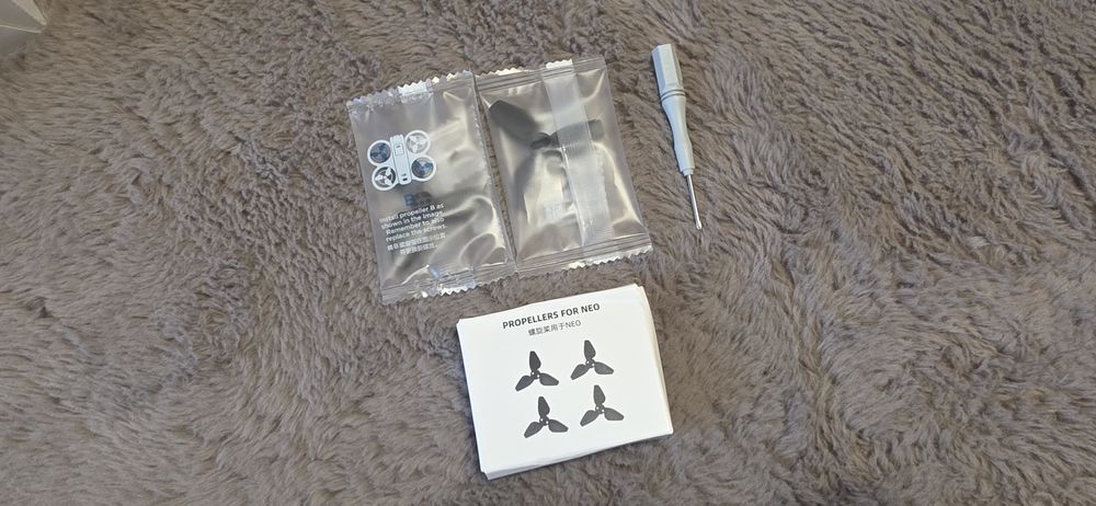 Vând DJI Neo pachetul Fly More Combo plus Asigura DJI Care 2 ani