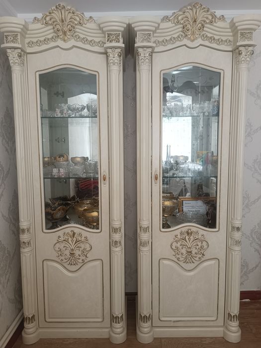Продается комплект мебели стол , стенка