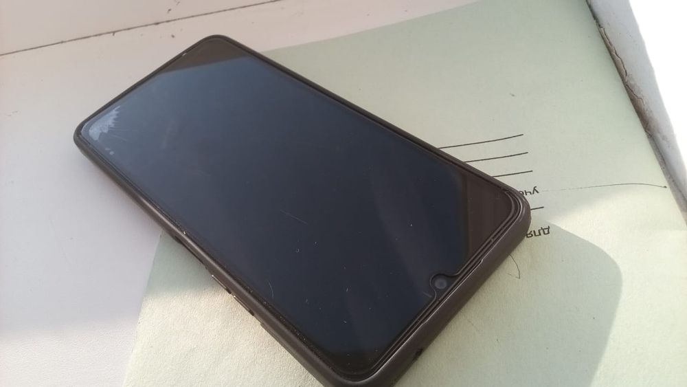 Продам Телефон 8/128 Гб смартфон трещина только