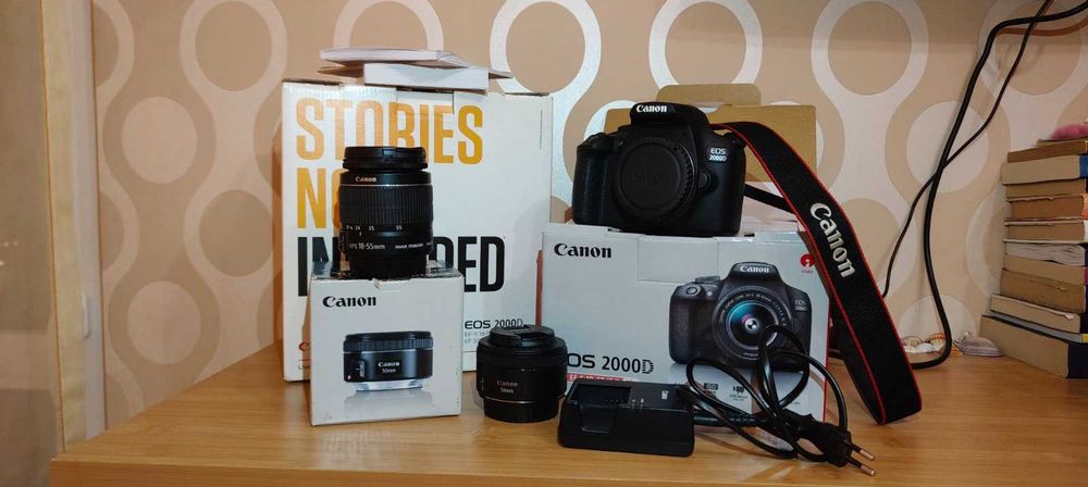Фотоапарат Canon EOS 2000D + обектив Canon EF-S 18-55mm f/3.5-5.6 IS