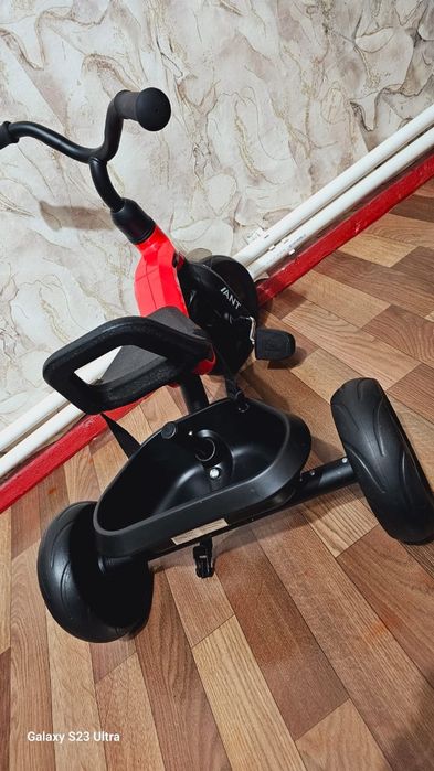 Детский трёхколёсный велосипед ( каталка)