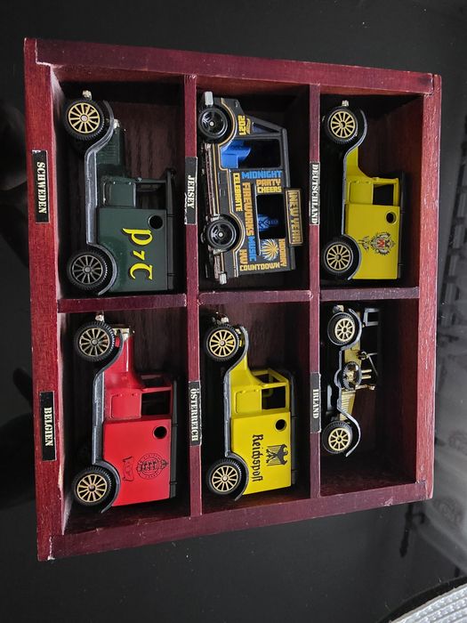 Masinute de colectie pe suport 1:43 Corgi