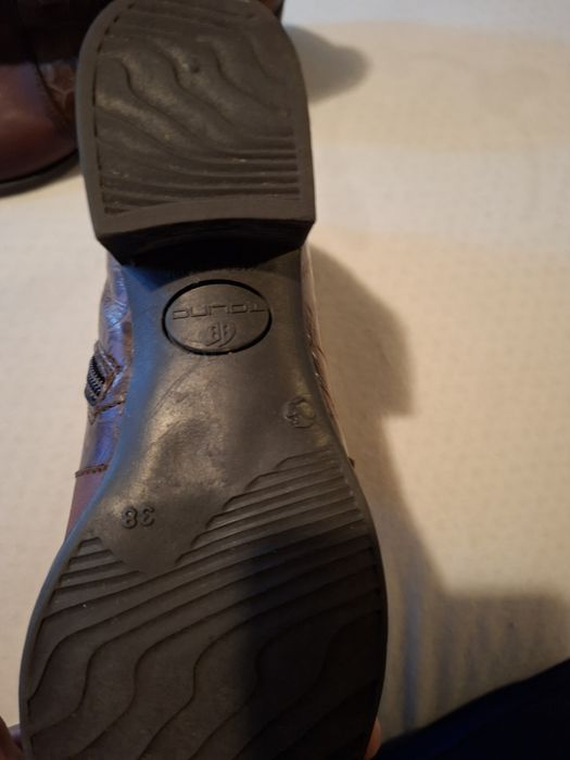 Cizmà scurta de dama din poele de crocodil.