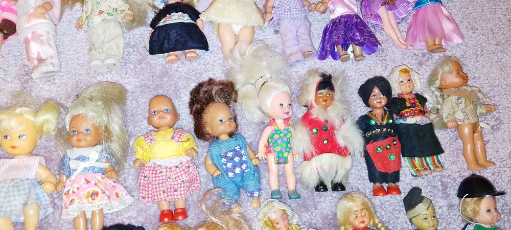 84 de păpușele preț 300 lei s-au 10 lei bucata