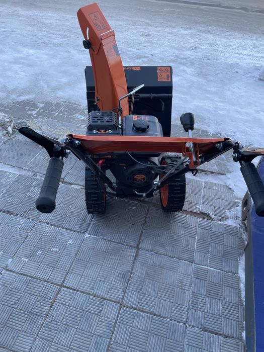 Продам новый снегоочиститель.