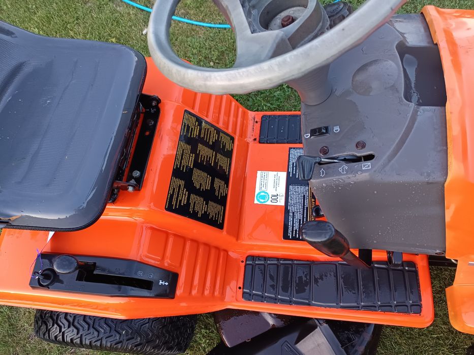 Tractoras tuns iarba