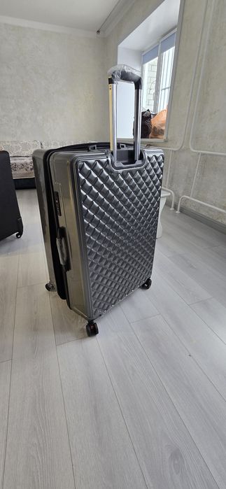 Продам чемодан 32/23 L M