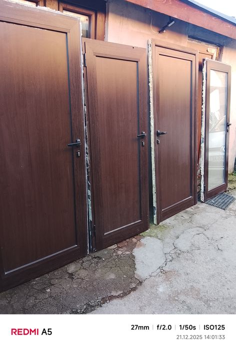 Продавам  4 бр   алуминиеви врати цветни кафяво венге в перфектно съст
