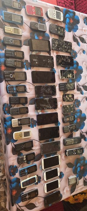 De vânzare  aceste telefoane
