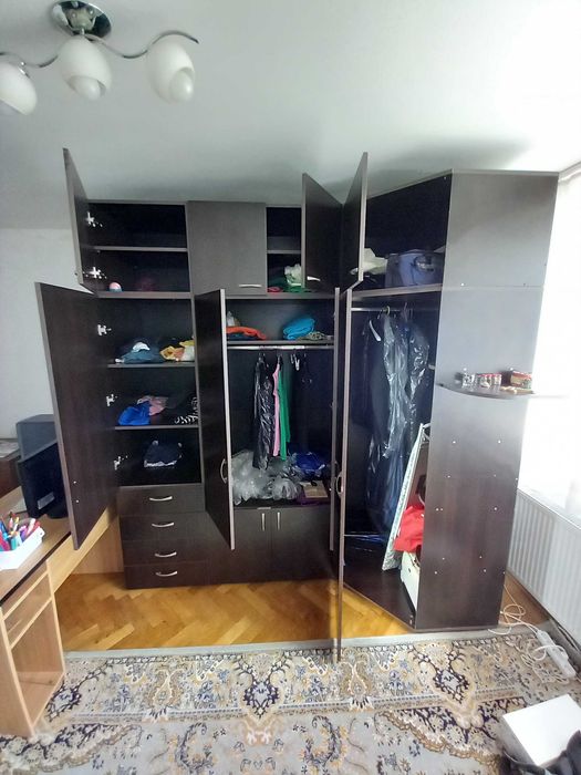 vand dulap doua corpuri . mahon