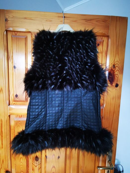 Кожен елек с пухкав косъм