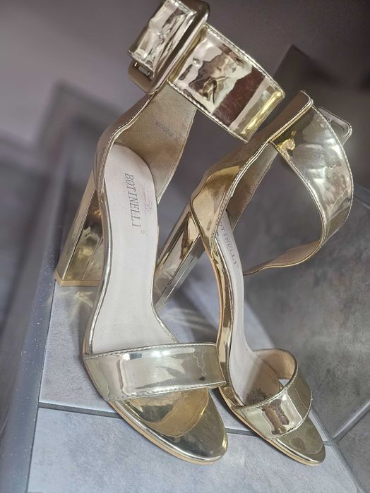 Високи златисти сандали