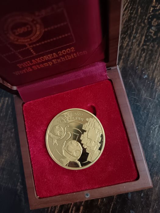 Vând medalie comemorativa  Cupa Mondială FIFA 2002 (Coreea & Japonia).