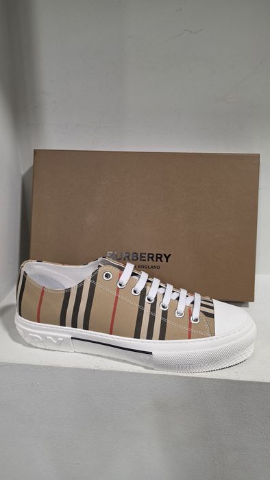 Burberry обувки.