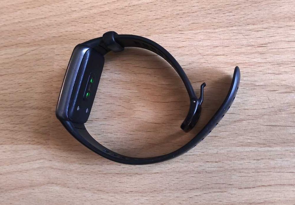 Смарт часовник Huawei Band 6, не работят, на части, каишка, кабел захр