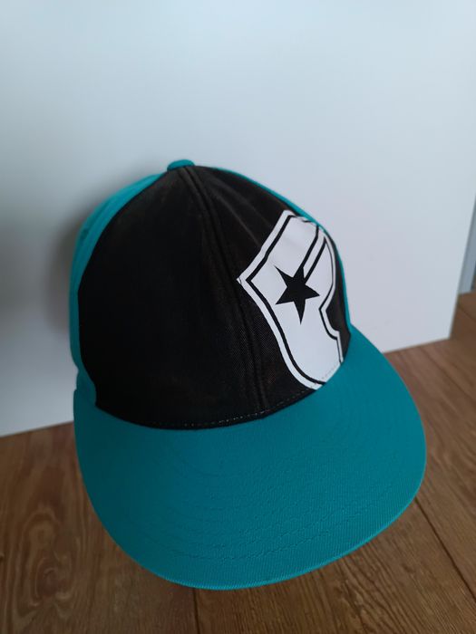 Sapca Famous Star and Straps