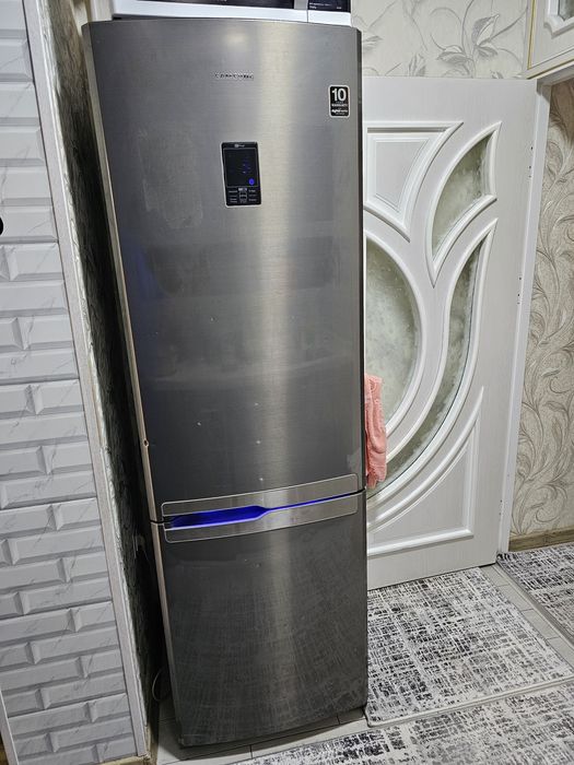 Срочно продам свой двухкамерный Холодильник  полный рабочем состоянии