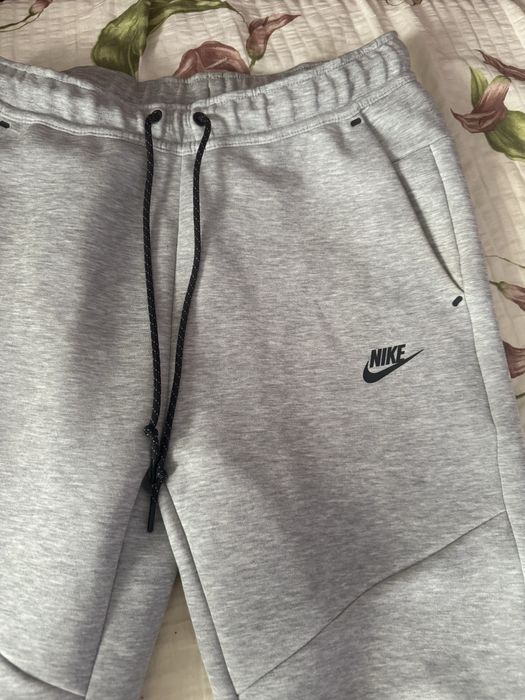 vand pantaloni nike tech fleece