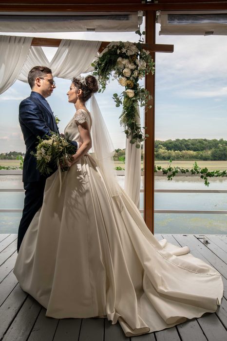 Rochie de mireasa din tafta +Diadema din cristale+crinolina+voal