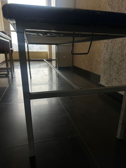 Продам две кушетки и кресло