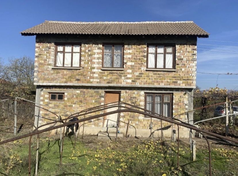 Продавам двуетажна къща