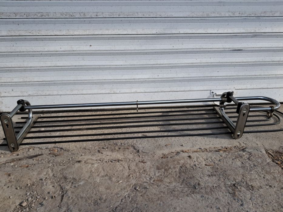 Стабилна желязна закачалка за дрехи с поставка за шапки