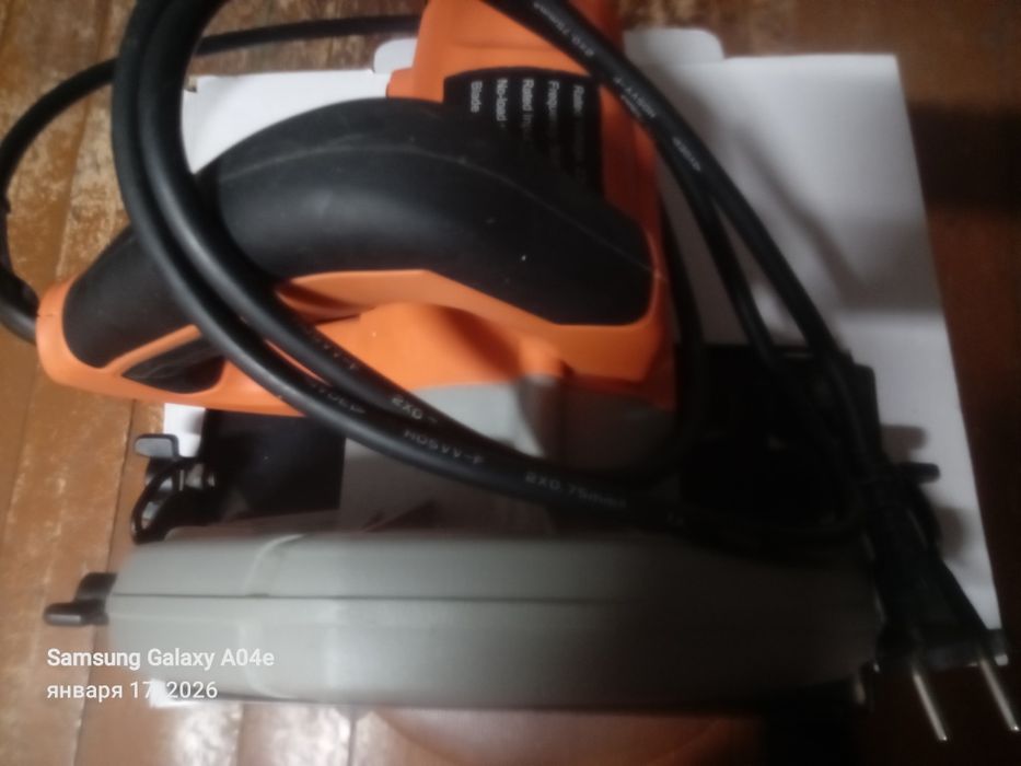 Пчелка по дереву